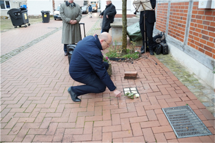 Samtgemeindebürgermeister Jens Beckmeyer  legte eine Rose nieder